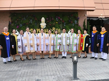 ทีมอาจารย์สองภาษา
ร่วมพิธีพระราชทานปริญญาบัตร
แสดงความยินดีกับบัณฑิตสวนสุนันทา